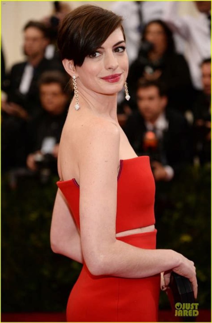 Anne Hathaway Flashes Abs in Corset Top on Birthday — Celebwell