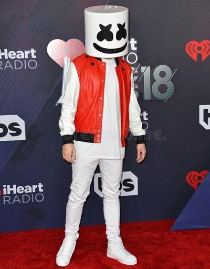 DJ Marshmello Height Weight Shoe Size Body Measurements Statistics