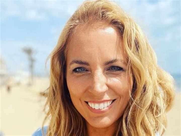 Jasmine Harman in Bathing Suit Tries "Cold Water Therapy"  — Celebwell